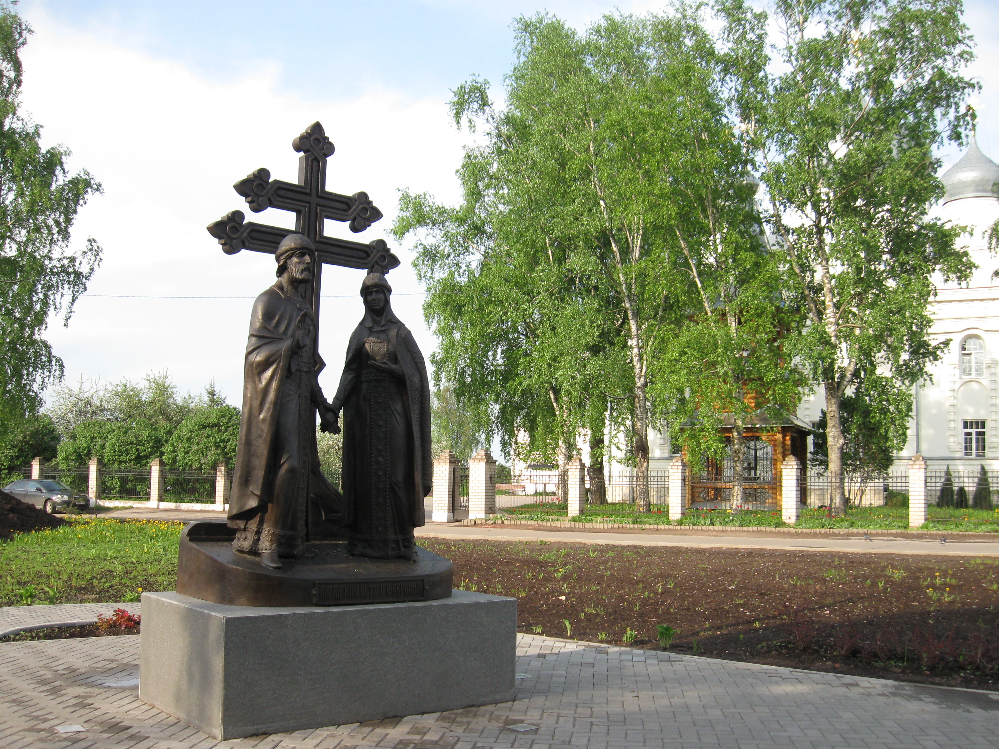 Памятник Петру и Февронии в Великом Новгороде