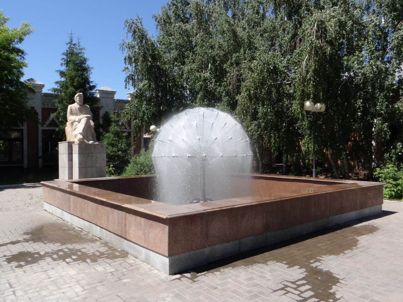 Памятник теплову в Павлодаре