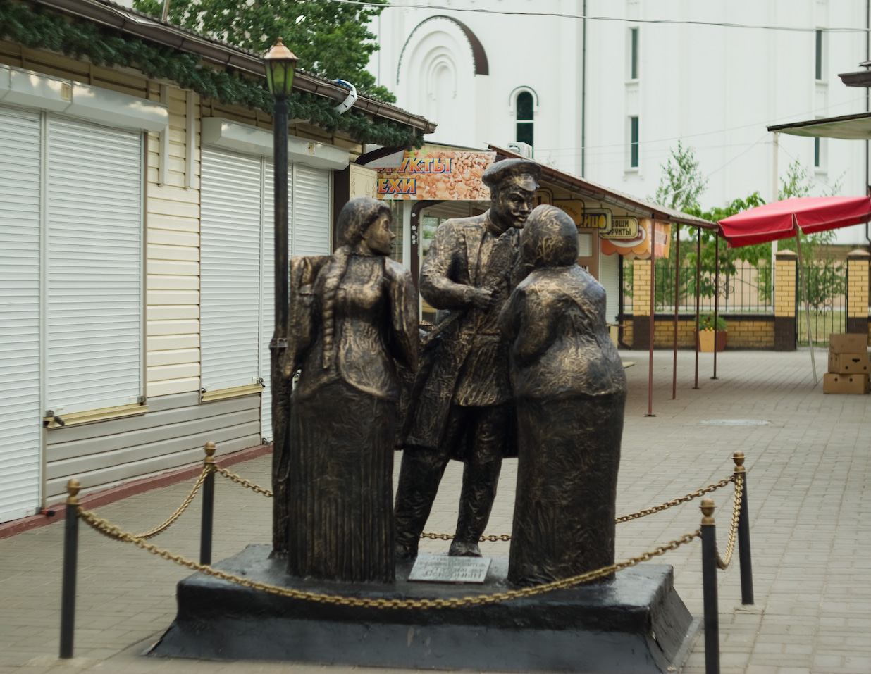 Памятник продавцу и покупателю в Воронеже
