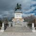 Monumento a Felipe IV y fuente en la ciudad de Madrid