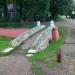Гротесковый пешеходный мост через ров в городе Москва