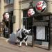 Рекламная скульптура коровы перед входом в кафе «Му-му»