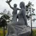 Памятник Матери и ребёнку в городе Ноябрьск