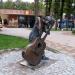 Скульптура юного гитариста