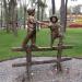 Скульптура двух мальчишек на заборе