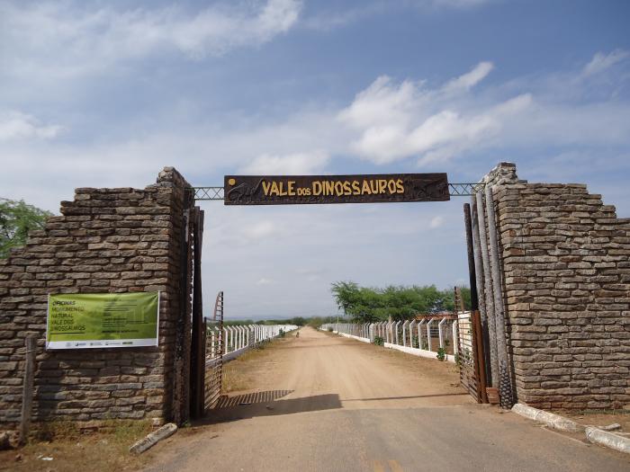 Entrada para o Vale dos Dinossauros Sousa