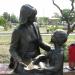 Скульптура «Мама и сын»