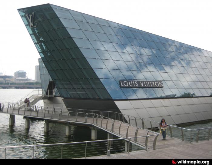File:Lighted polyhedral building Louis Vuitton in Singapore.jpg - Wikipedia