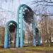 Огромные декоративные ворота парка в городе Москва
