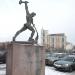 Скульптура «Перекуём мечи на орала» в городе Москва