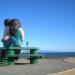 Sentados frente al mar en la ciudad de Puerto Montt