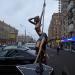 Здесь находилась скульптура «Девочка на шесте» в городе Москва