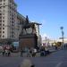 Газон у памятника Маршалу Советского Союза Г. К. Жукову в городе Москва