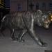 Скульптура гуляющего тигра