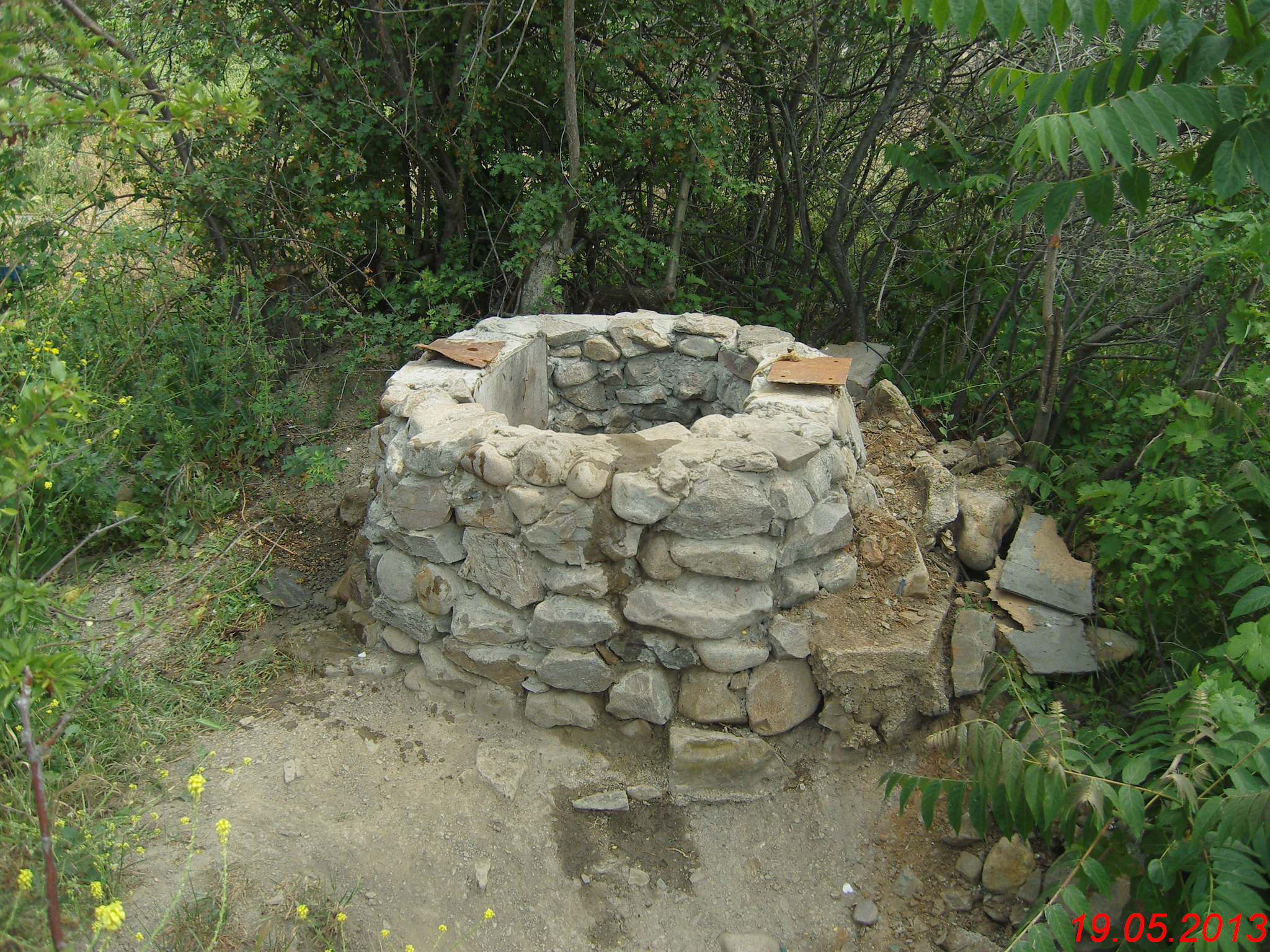 Старинный каменный колодец