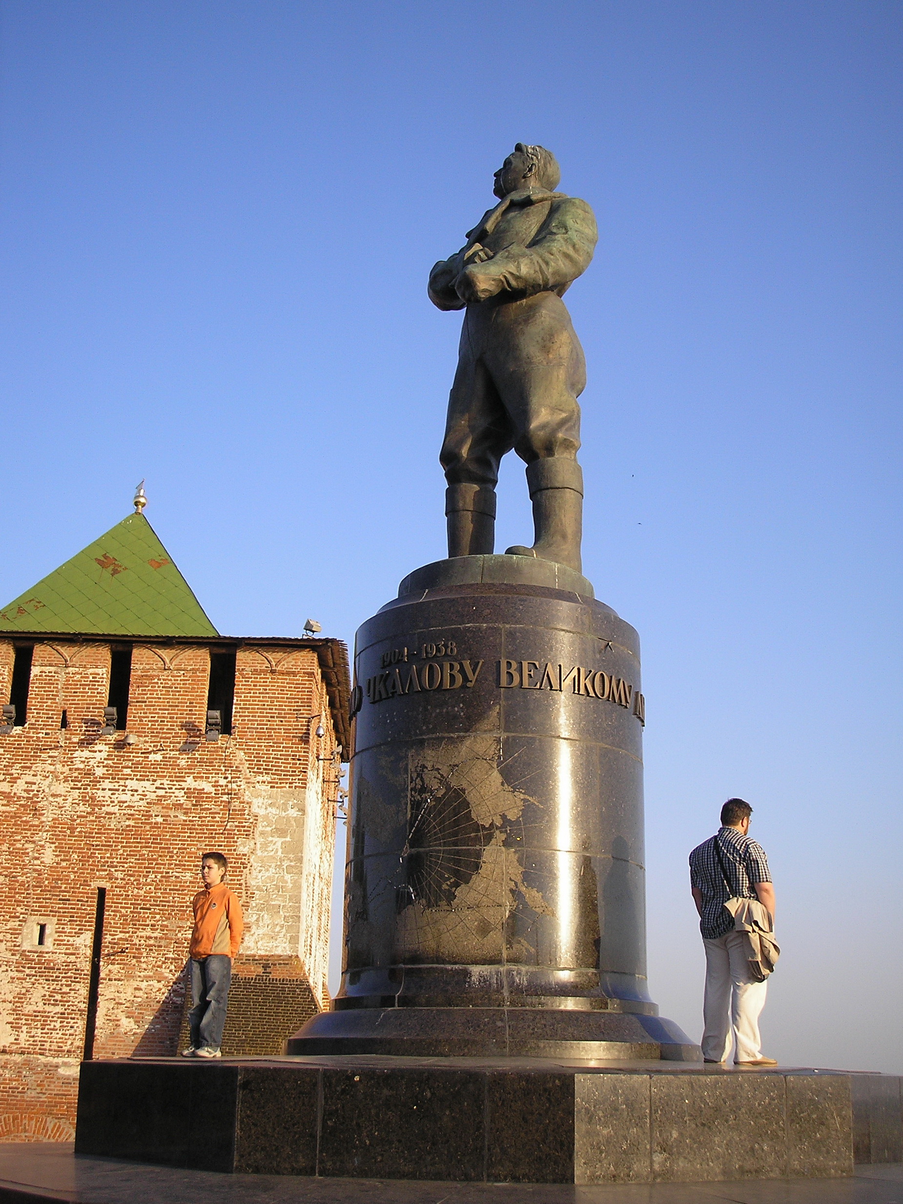 памятник чкалову в нижнем новгороде фото