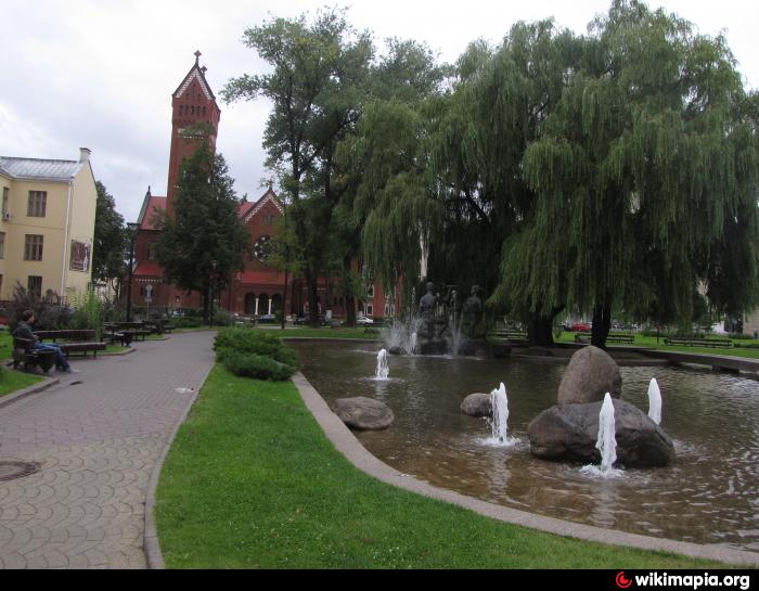 Фонтан за красным костёлом в Минске