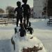 Скульптура «Дети, кормящие пингвинов» в городе Омск