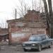 Стена разрушенного здания в городе Калязин