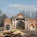 Руины церковных ворот в городе Калязин