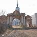 Руины церковных ворот в городе Калязин