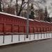 Закрытые ворота Новодевичьего кладбища в городе Москва