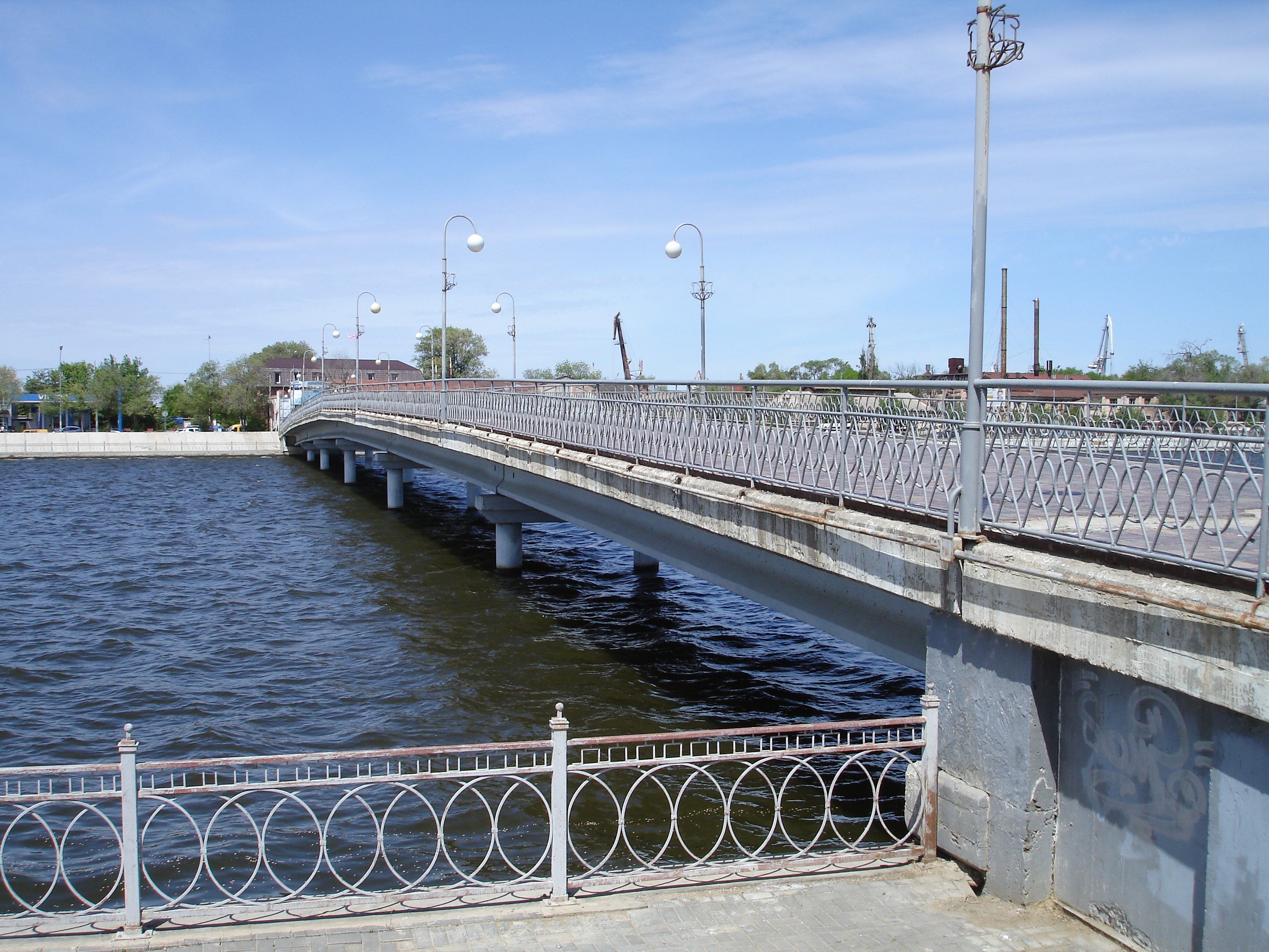 Пешеходный мост Астрахань