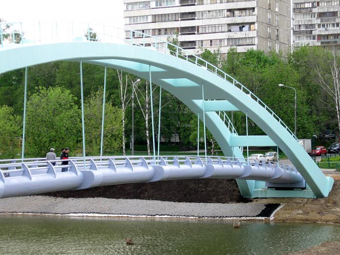 Строительство мостика из дерева на пруду