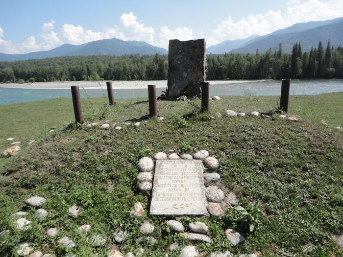 Маленькая девочка, она чувствовала сердцем, как взрослая, что с ней прощаются. С