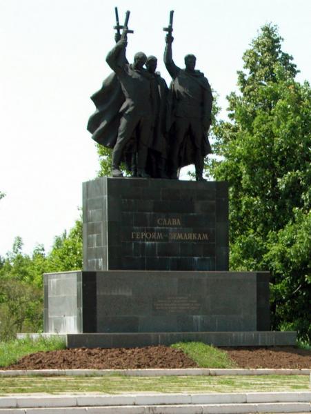 Памятникам героям землякам   Вятские Поляны image 3