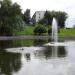 Три фонтана в центре пруда в городе Видное
