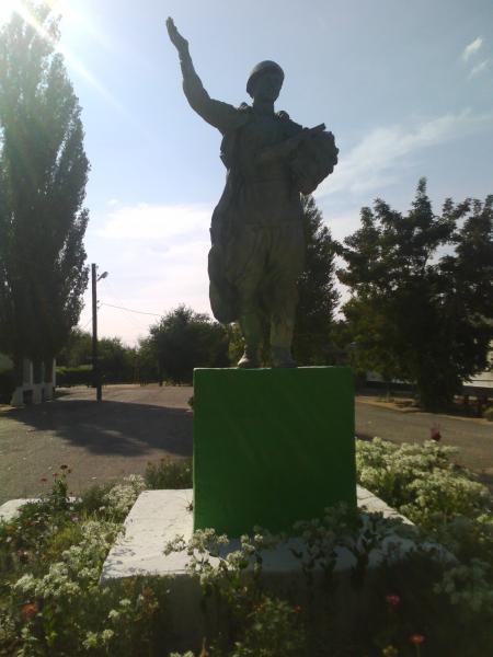 Статуя советскому солдату.   Тормосин image 6