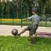 Скульптура юного футболиста