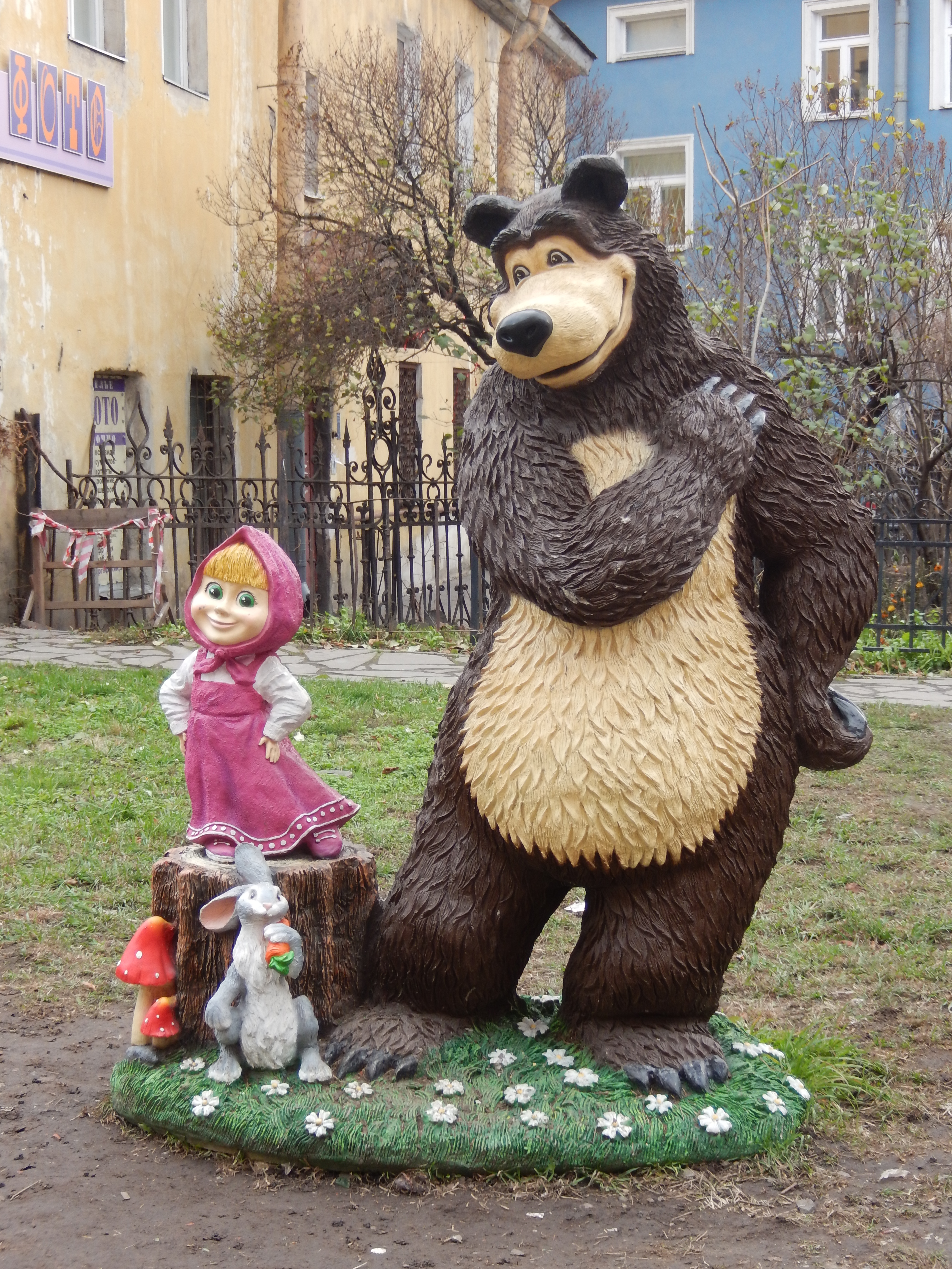 Скульптура Маша и медведь из стеклопластика