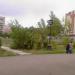 Сквер с клумбами и лавочками в городе Магнитогорск