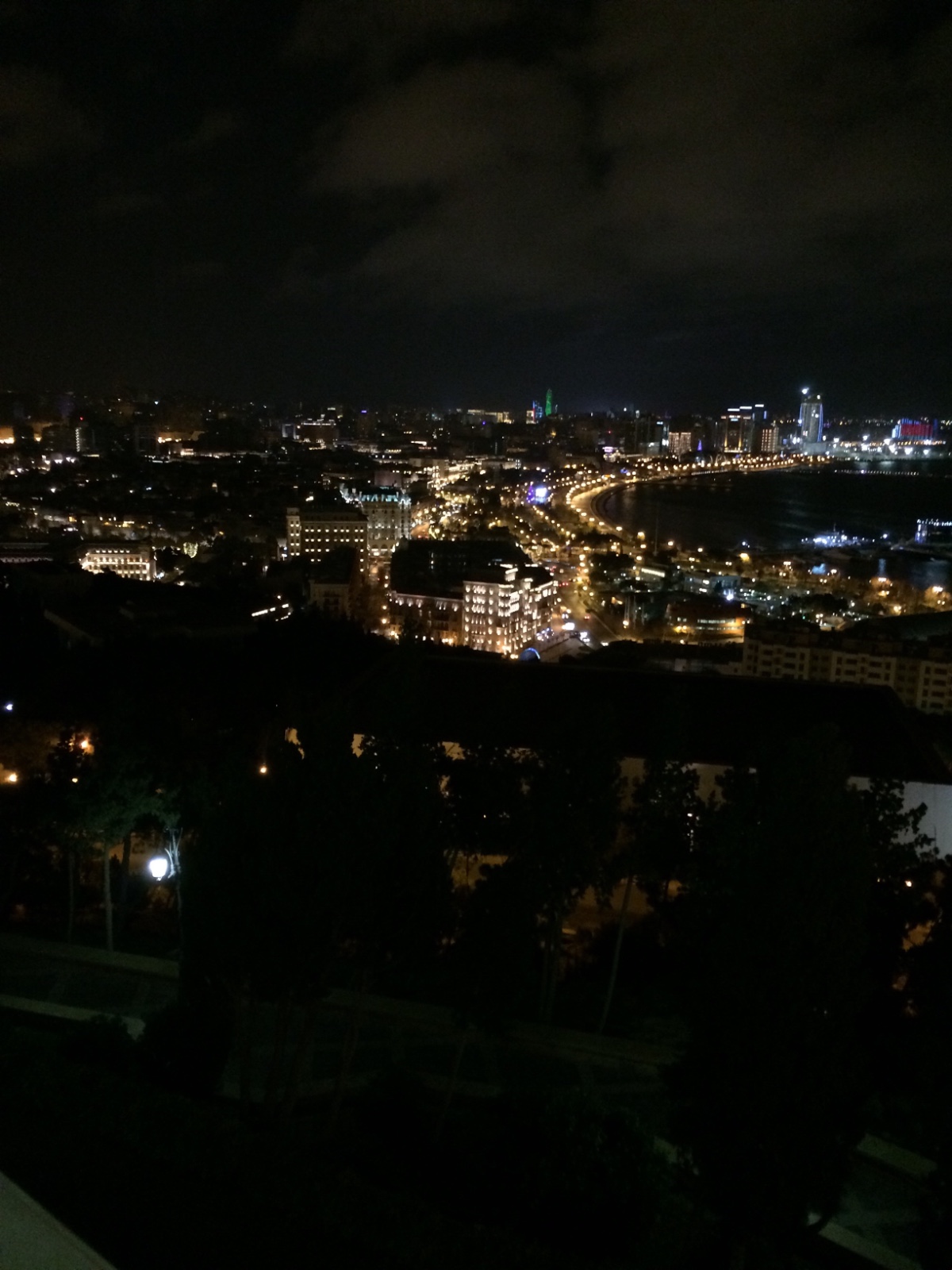 Нагорный парк Баку ночью