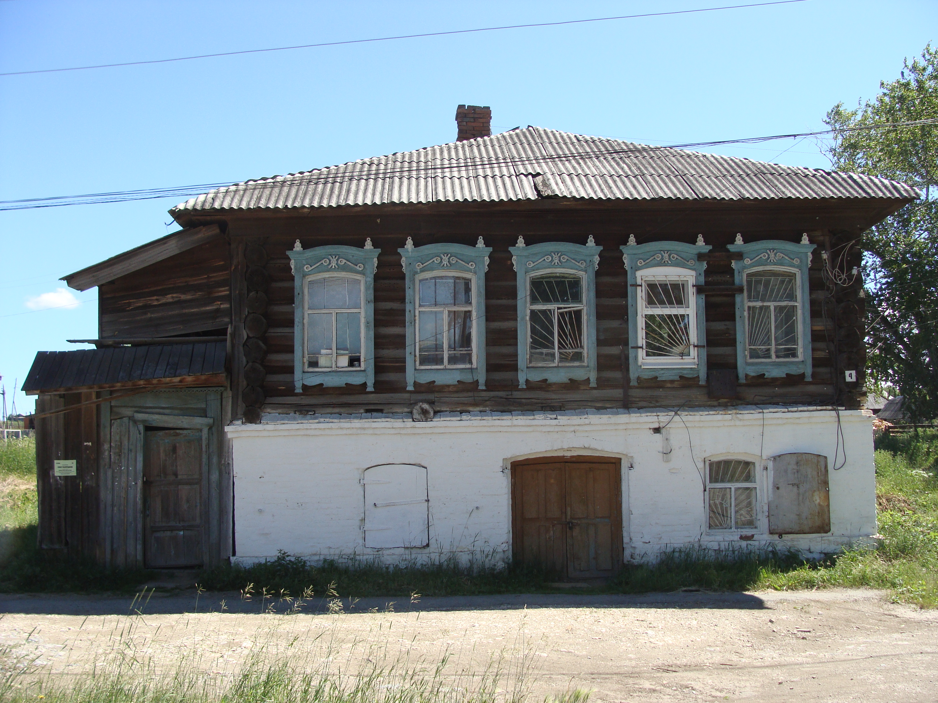 Старый дом каменный низ деревянный верх