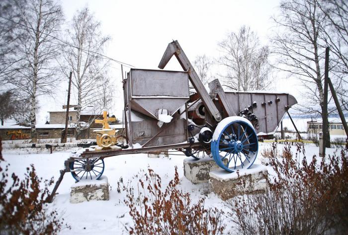 Памятник комбайну   Ильинский памятник, монумент image 0