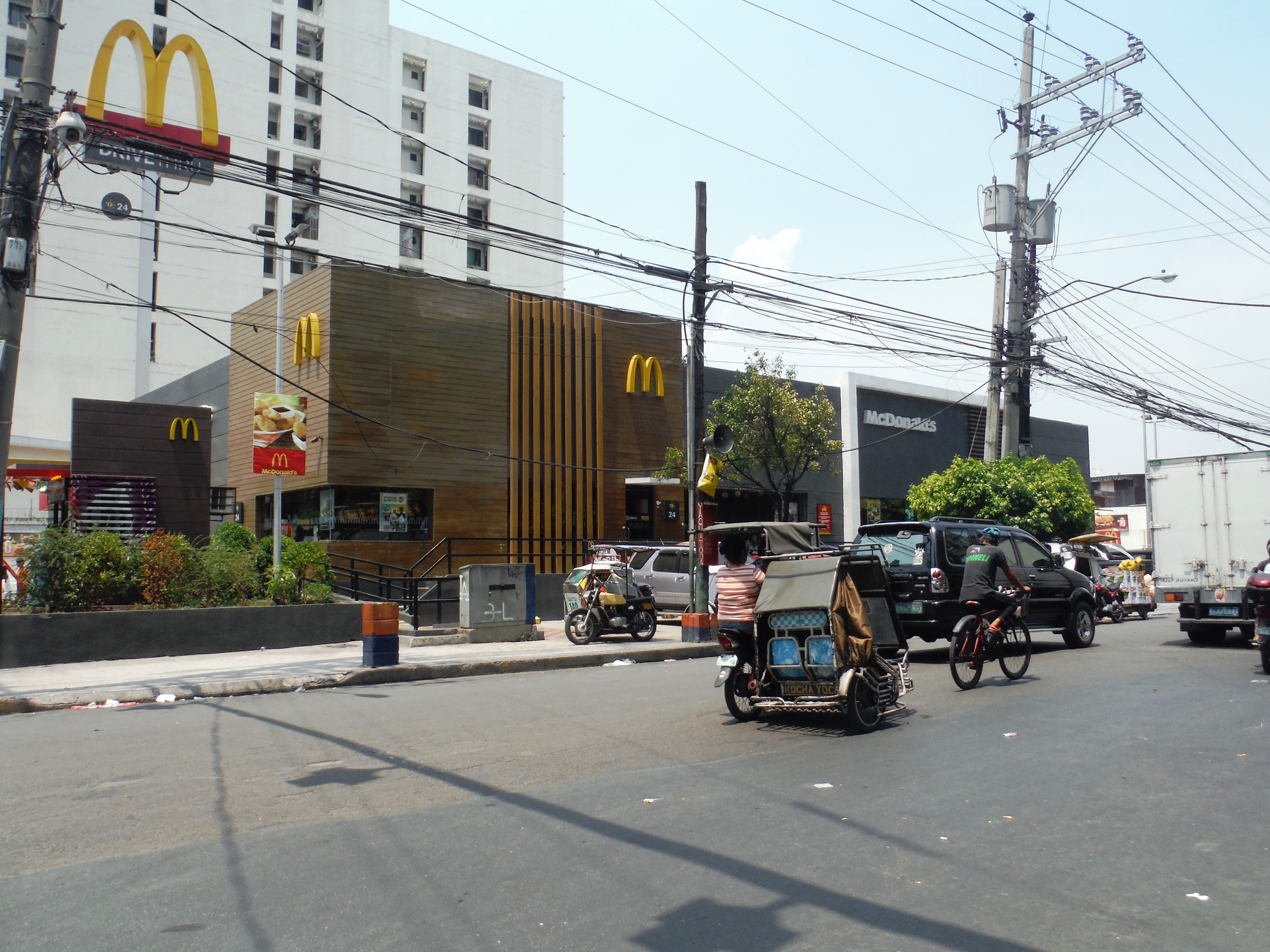 Mcdonalds Drive Thru 24 Hours 40 - 0rmx5h7