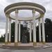 Круглая колоннада со скульптурой «Жена декабриста» в городе Тобольск