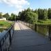 Пешеходный мост через пруд в городе Чехов
