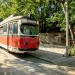 Трамвай на постоянной остановке в городе Калининград