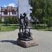 Скульптура «Дети, кормящие пингвинов» в городе Омск