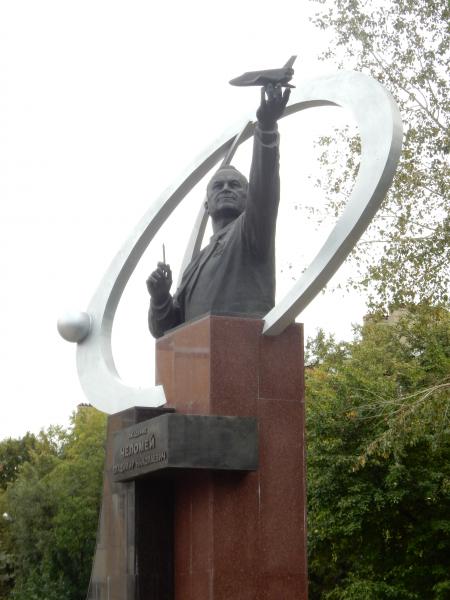 памятник академику челомею реутов