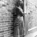 Тротуарная скульптура «Девушка за дверью»