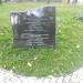 Памятный камень с надписью о строительстве еврейского общинного центра в городе Смоленск