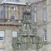 Forecourt fountain (ru) in Edinburgh city