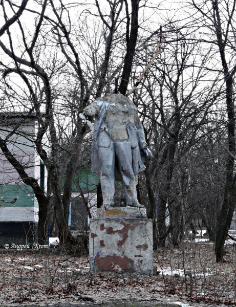 Полуразрушенный памятник В. И. Ленину image 6
