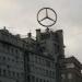 Вращающийся логотип компании Mercedes-Benz на крыше