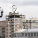 Вращающийся логотип компании Mercedes-Benz на крыше